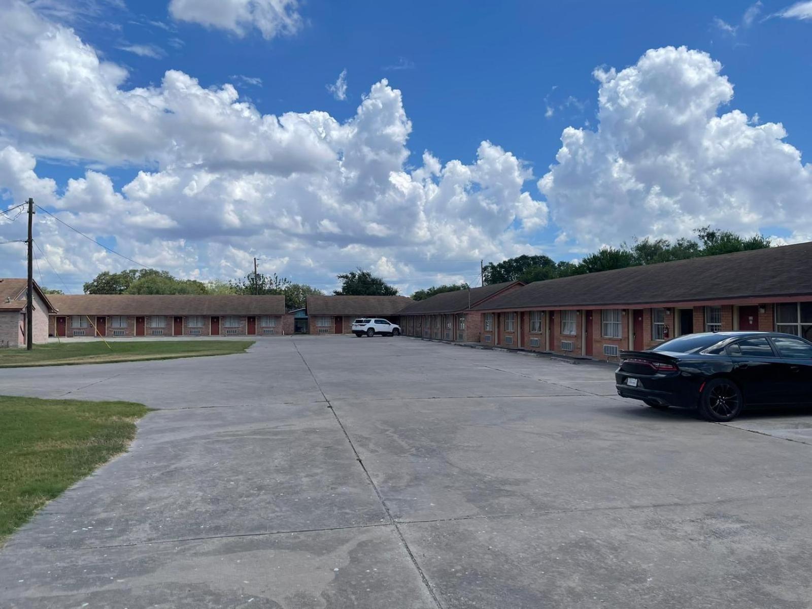 Lakeside Inn & Suites By Oyo Mathis I 37 Bagian luar foto