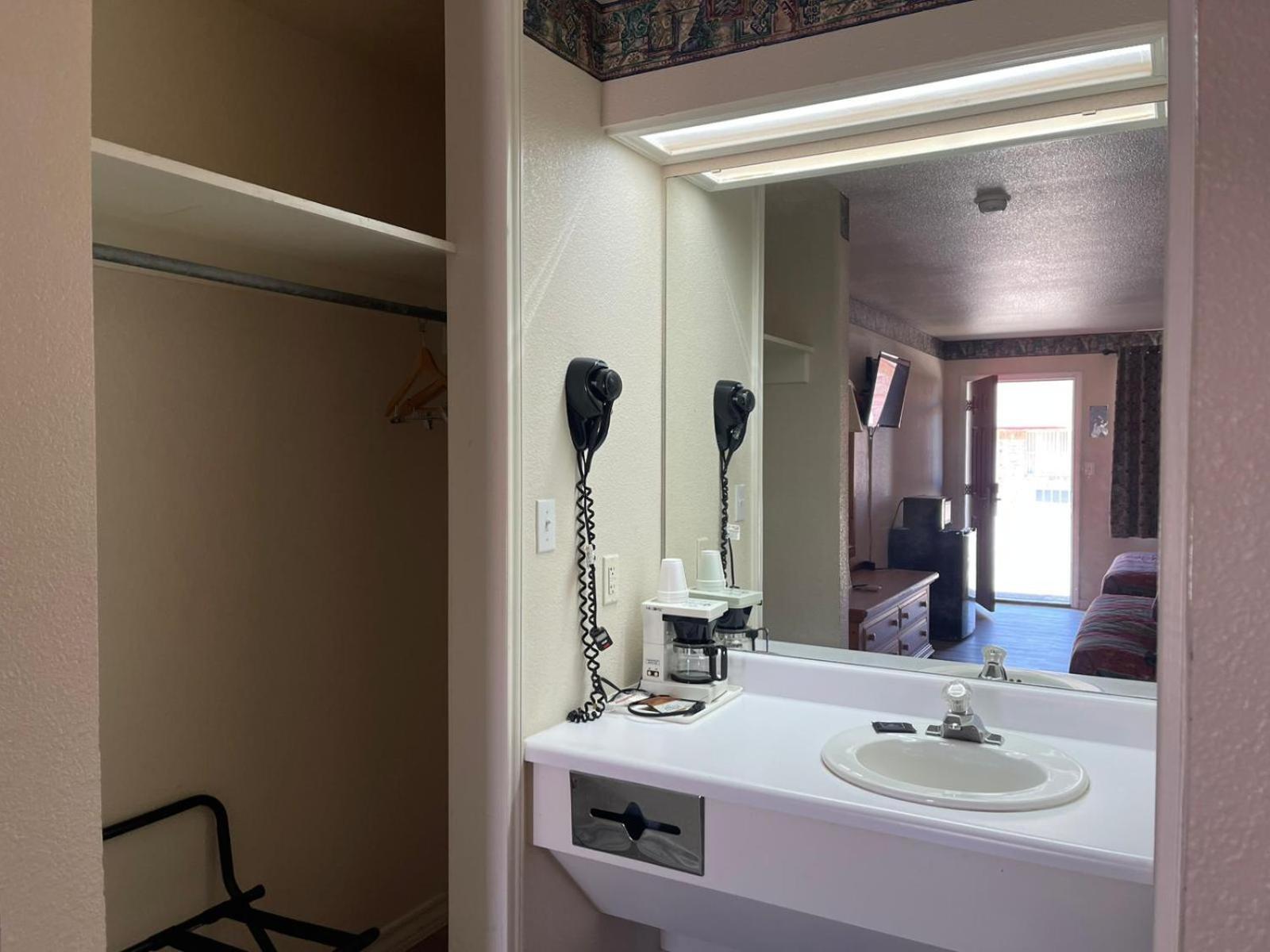 Lakeside Inn & Suites By Oyo Mathis I 37 Bagian luar foto
