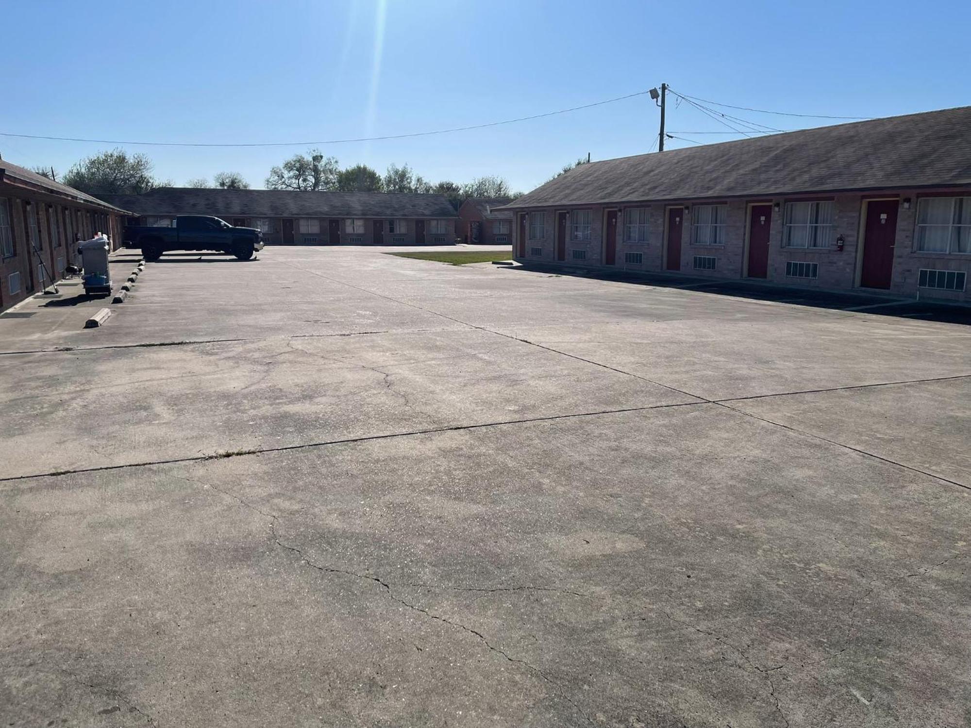 Lakeside Inn & Suites By Oyo Mathis I 37 Bagian luar foto