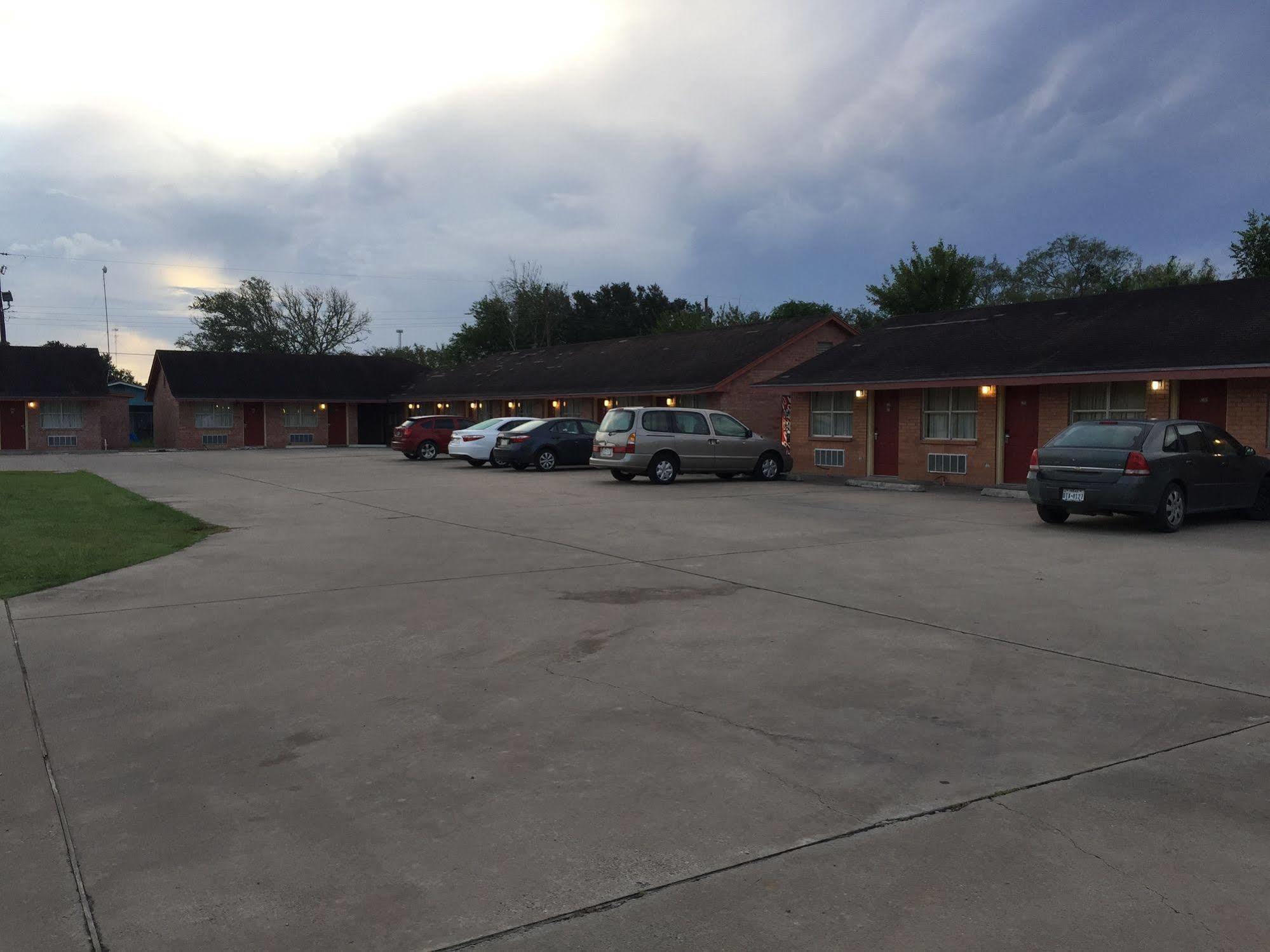 Lakeside Inn & Suites By Oyo Mathis I 37 Bagian luar foto